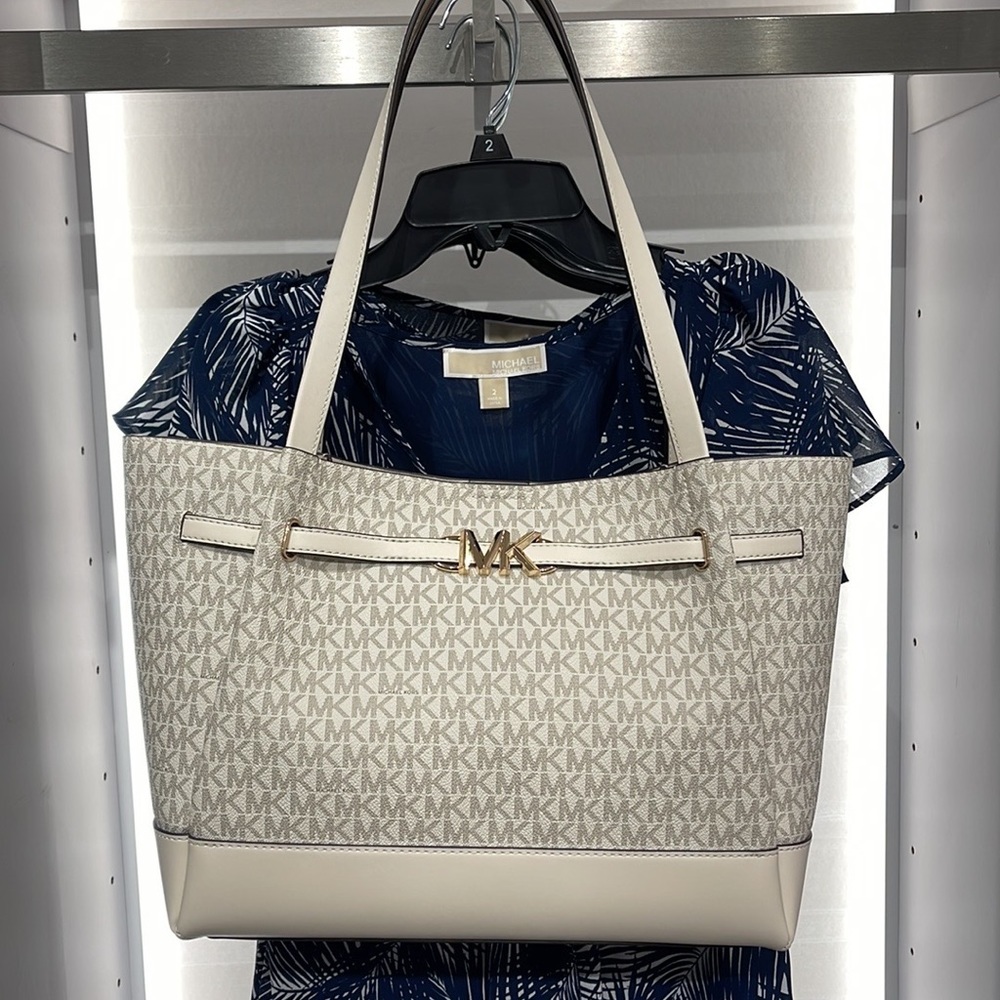 MICHAEL KORS
Reed Large Logo Shoulder Tote Bag
Light Cream Multi
35S3G6RT3B
NWT - Picture 4 of 16